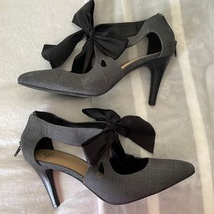 Super cute size 8 grey & black bow heel